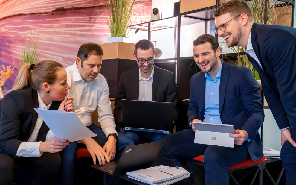 Mitarbeitende in Action, Diskussion, Gespräch