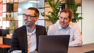 Dieses Bild zeigt unsere Mitarbeitenden bei der Arbeit. Karriere, Job, Anstellung.
