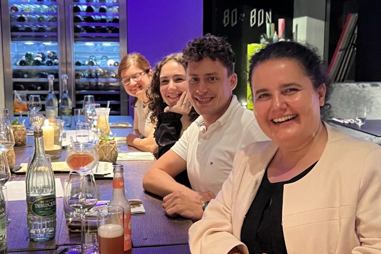 Unser Mitarbeitende beim Abendessen, Tanseli, Jonas, Lena und Edina.