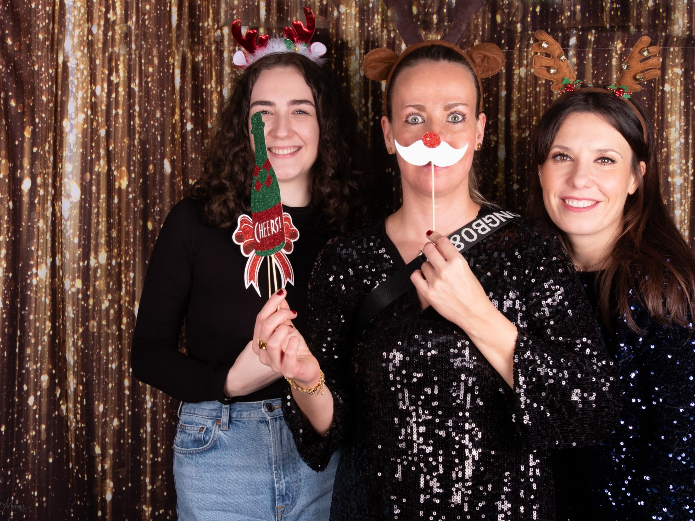 In unserer Fotobox haben unsere Mitarbeiterinnen ein wunderschönes Foto gemacht mit lustigen Accessoires.