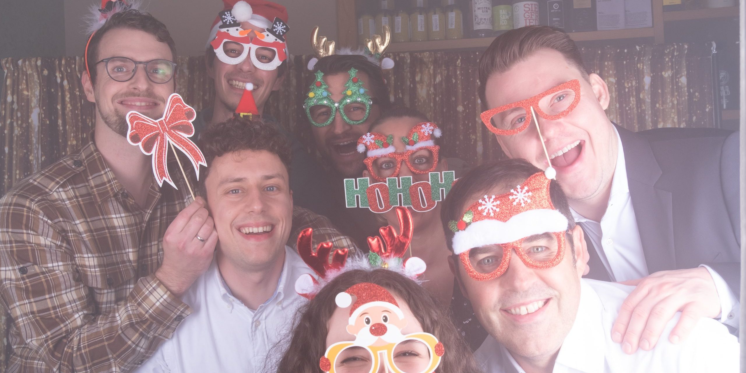 In unserer professisonellen Fotobox von Edina konnten wir mit lustigen Accessoires schöne Fotos auf unserer Firmenweihnachtsfeier machen.
