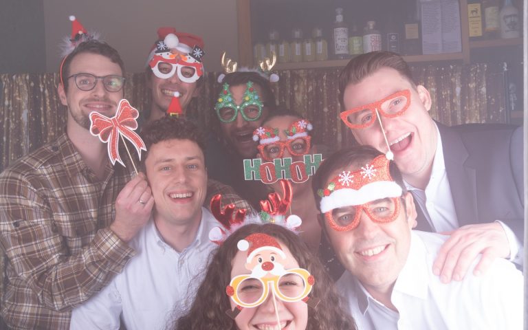 In unserer professisonellen Fotobox von Edina konnten wir mit lustigen Accessoires schöne Fotos auf unserer Firmenweihnachtsfeier machen.