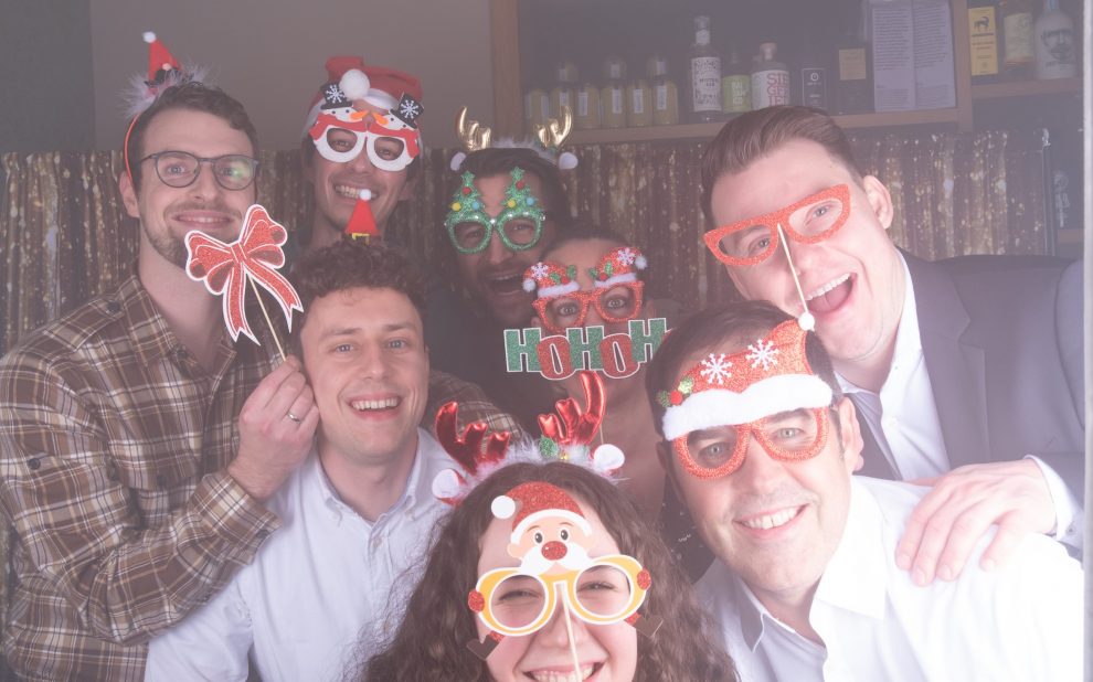 In unserer professisonellen Fotobox von Edina konnten wir mit lustigen Accessoires schöne Fotos auf unserer Firmenweihnachtsfeier machen.