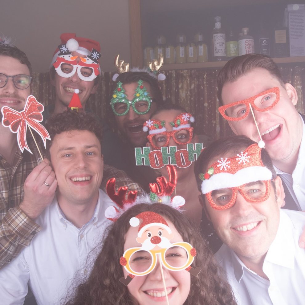 In unserer professisonellen Fotobox von Edina konnten wir mit lustigen Accessoires schöne Fotos auf unserer Firmenweihnachtsfeier machen.
