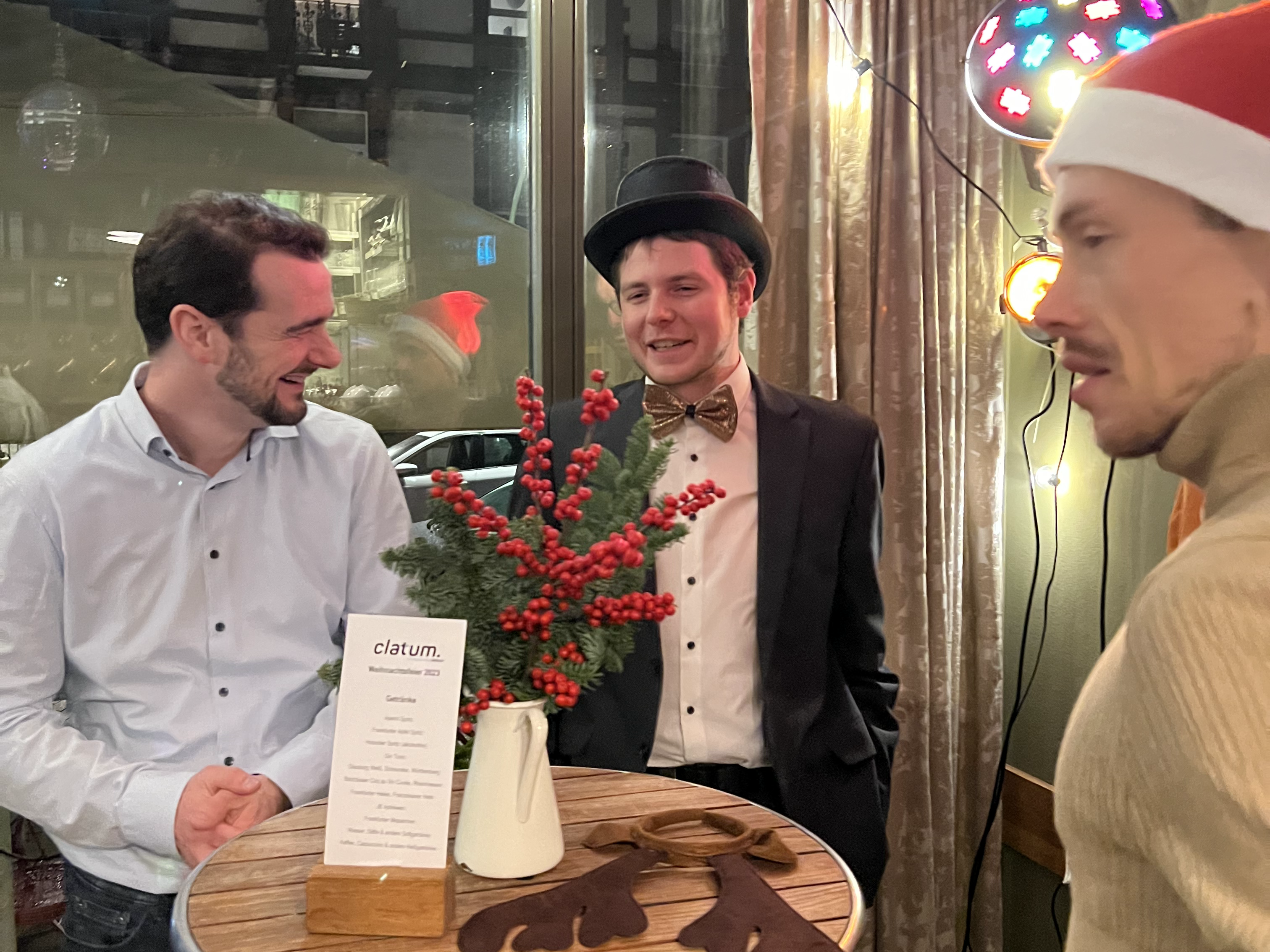 Drei unserer Mitarbeiter (Alex, Markus und Jakob) im Gespräch auf unserer Firmenweihnachtsfeier im Cafe Glauburg.