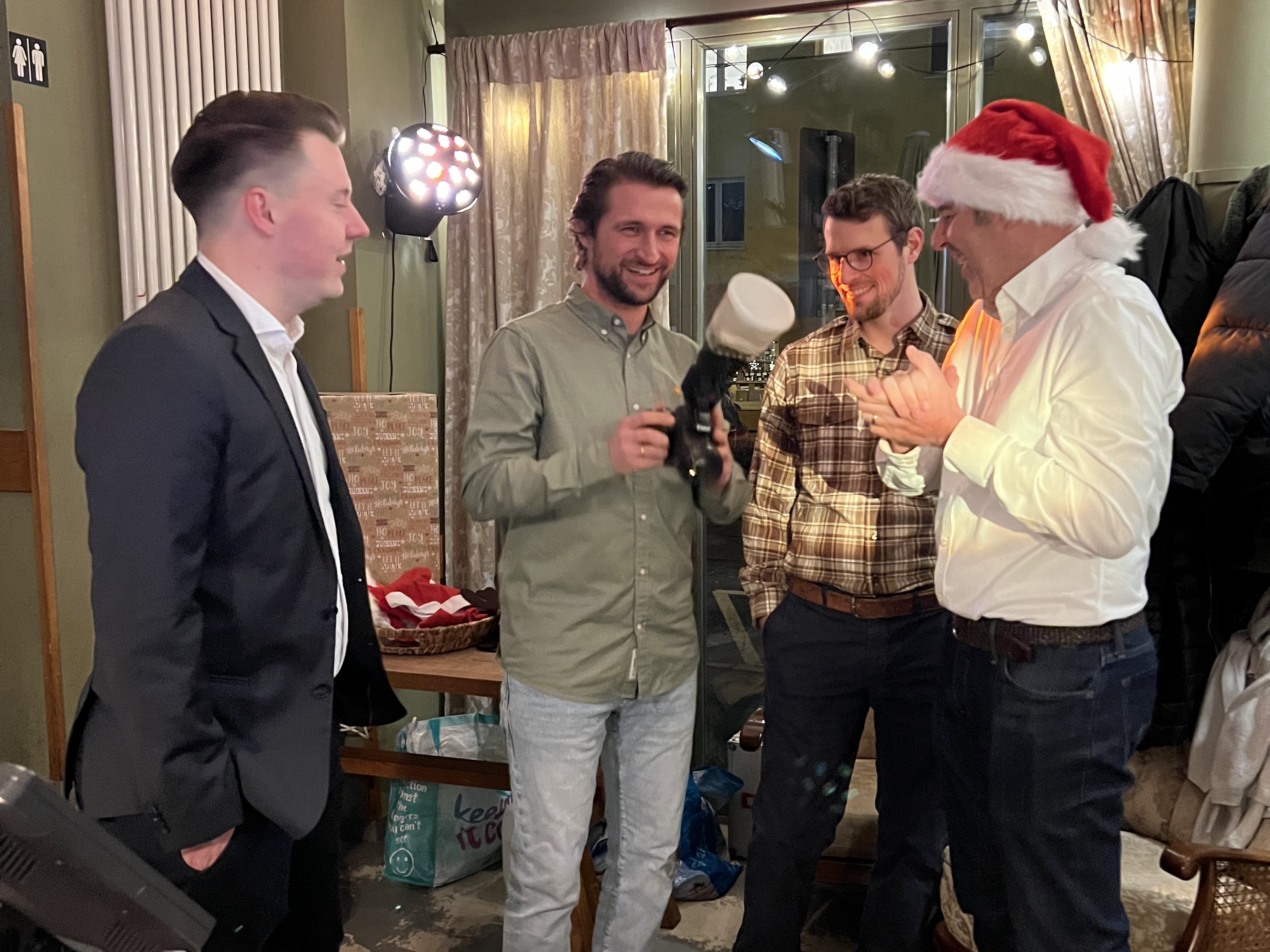 Matthias, Daniel und andere Mitarbeiter beim letzten Check für unsere Firmenweihnachtsfeier 2023