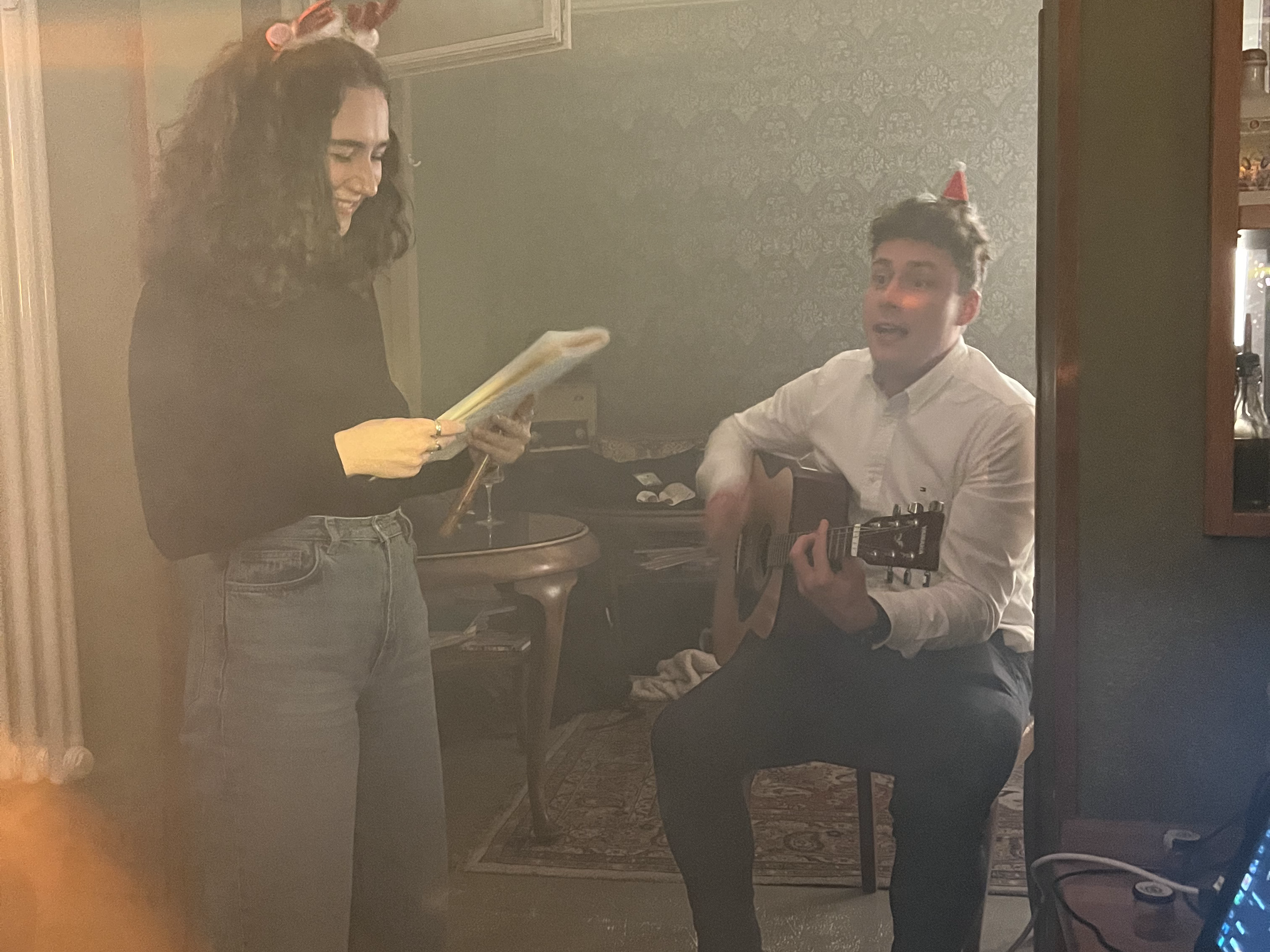 Unsere neusten KollegInnen Lena und Jonas beim gemeinsamen musizieren und singen auf unserer Firmenweihnachtsfeier.