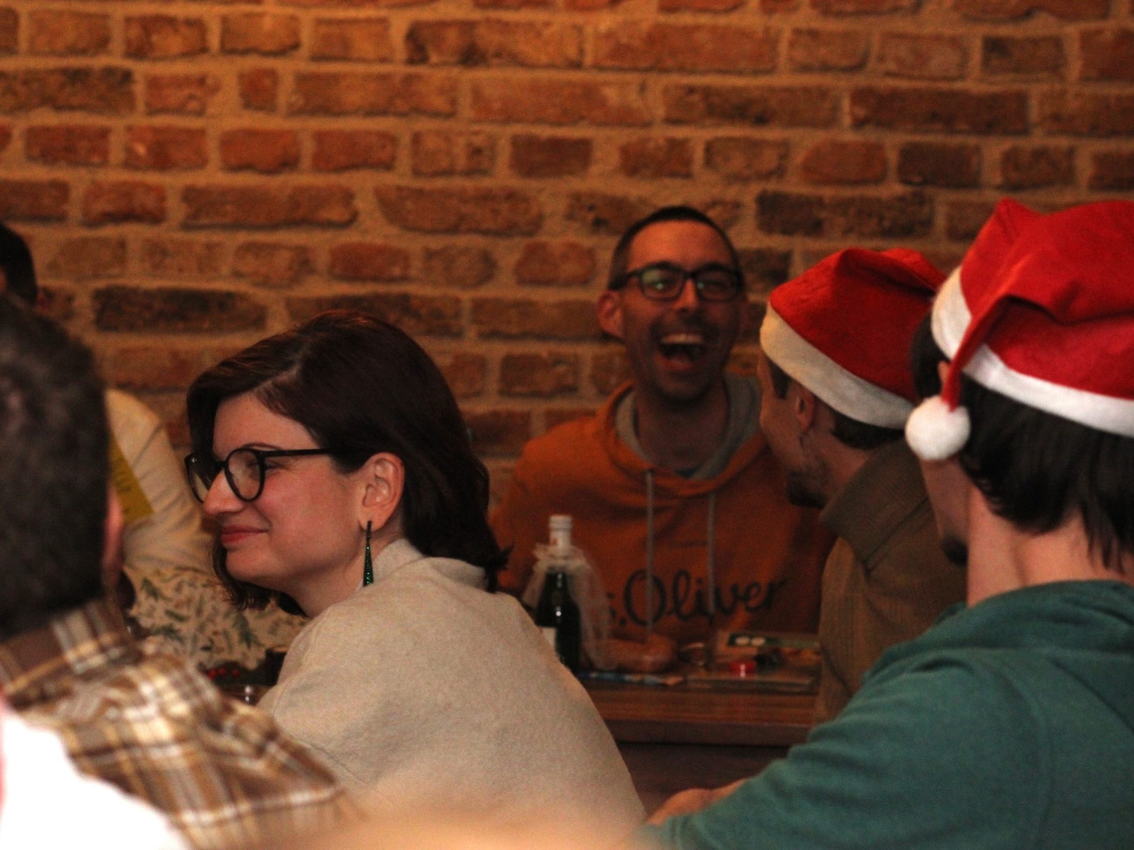 Auf unserer Firmenweihnachtsfeier sorgten die Schrott-Wichtel-Geschenke für so manchen Schmunzler.