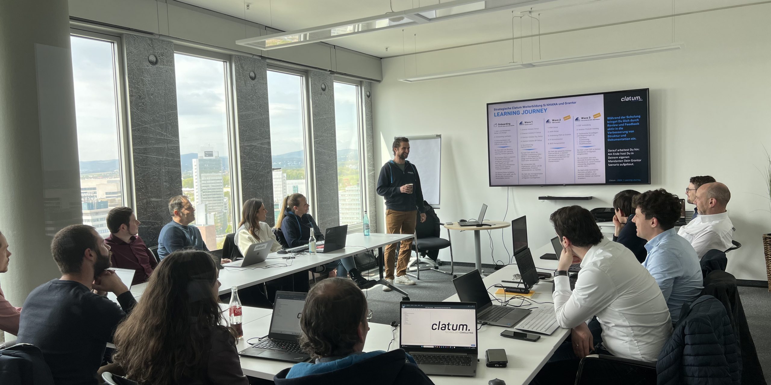 Auf diesem Bild sieht man unseren Geschäftsführer Matthias Haffke, der zur Learning Journey S/4HANA und SAP Grantor einführt.