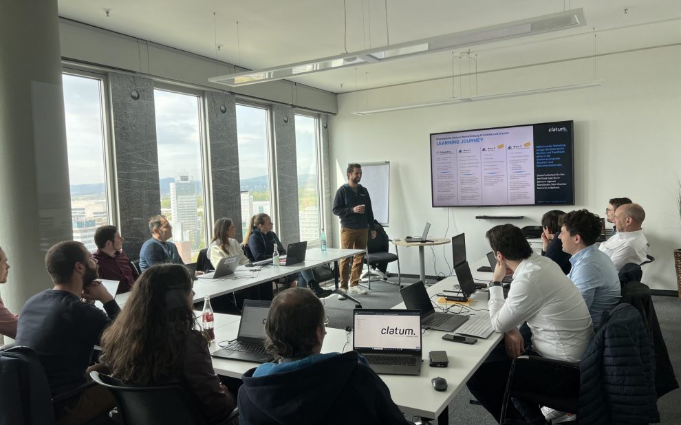 Auf diesem Bild sieht man unseren Geschäftsführer Matthias Haffke, der zur Learning Journey S/4HANA und SAP Grantor einführt.