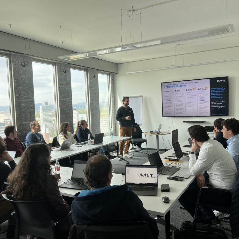 Auf diesem Bild sieht man unseren Geschäftsführer Matthias Haffke, der zur Learning Journey S/4HANA und SAP Grantor einführt.