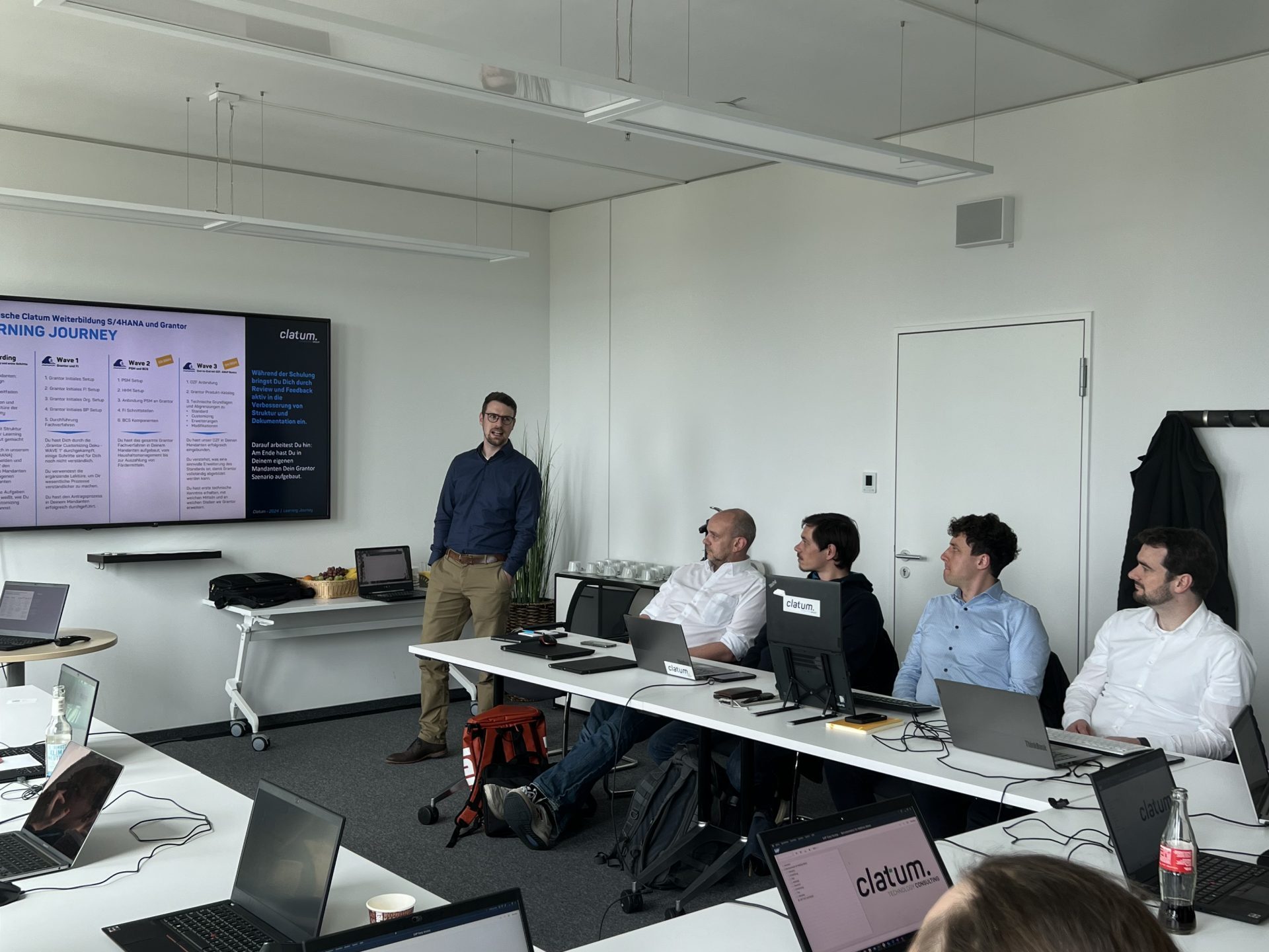 Auf diesem Bild sieht man unseren SAP Experten Fabian, der zur Learning Journey S/4HANA und SAP Grantor einführt.