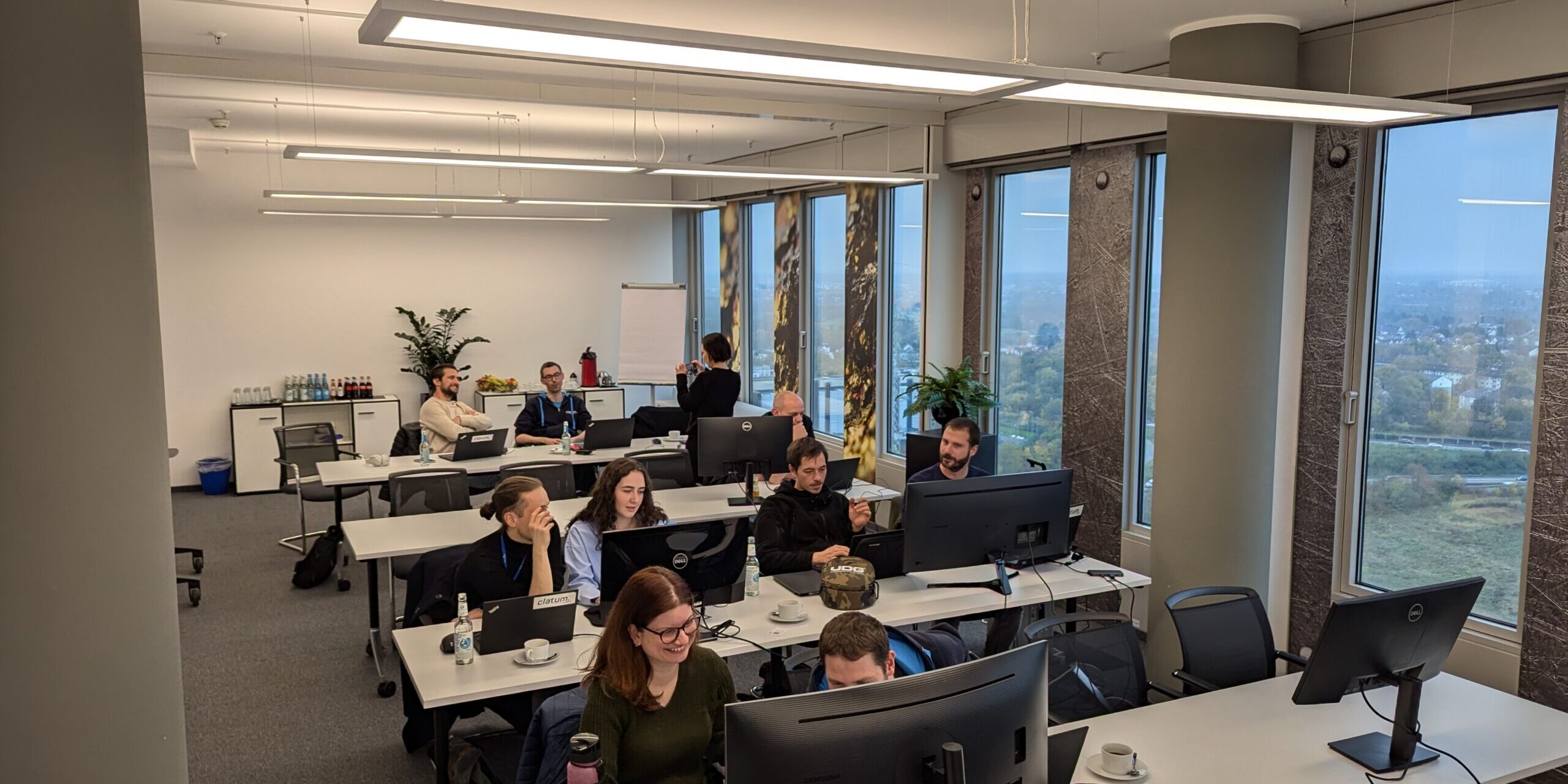 PXL_20241108_124200828 Learning Journey Wave 2 - Menshen beim lernen